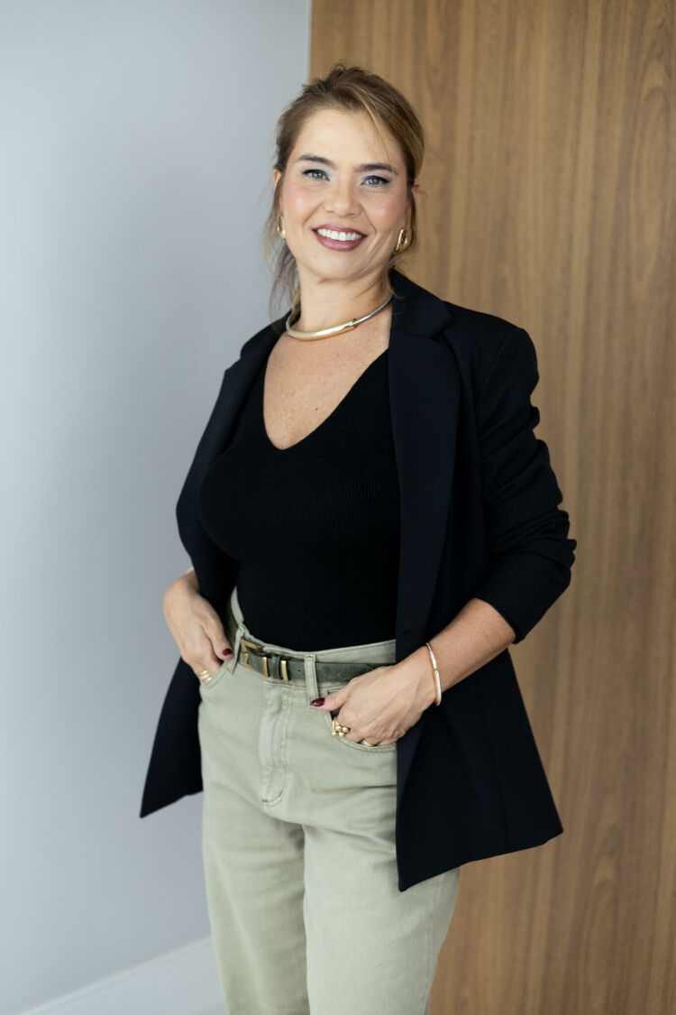 Imagem de Regata Nina Tricot - Preta - Básica com Estilo e Toque Sofisticado